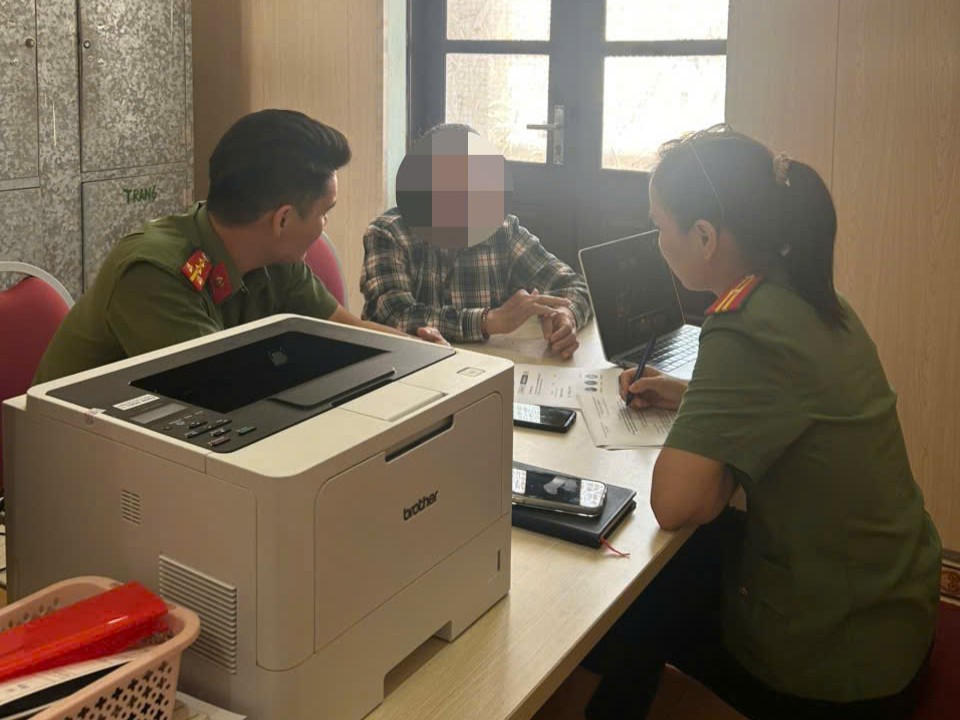 Công an phường Kiến An làm việc với trường hợp chia sẻ thông tin xuyên tạc, sai sự thật trên mạng xã hội